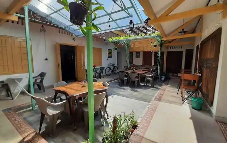 Reisban Coffee Shop and Hostel
