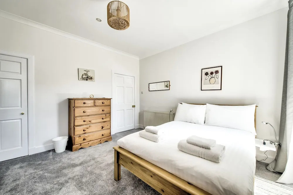 Spacious 2Br Home In New Town