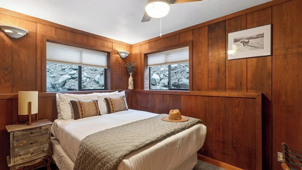 Grand Elk Chalet by Avantstay Private Beach + Pier + Hot Tub Historic A-frame in Carnelian Bay Near Tahoe City + Hiking Trails