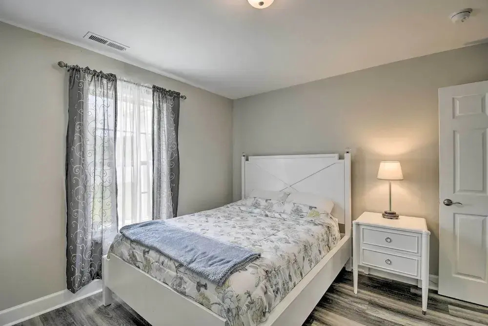 3 Mi to Golf: Loris Home w/ Big Private Yard!