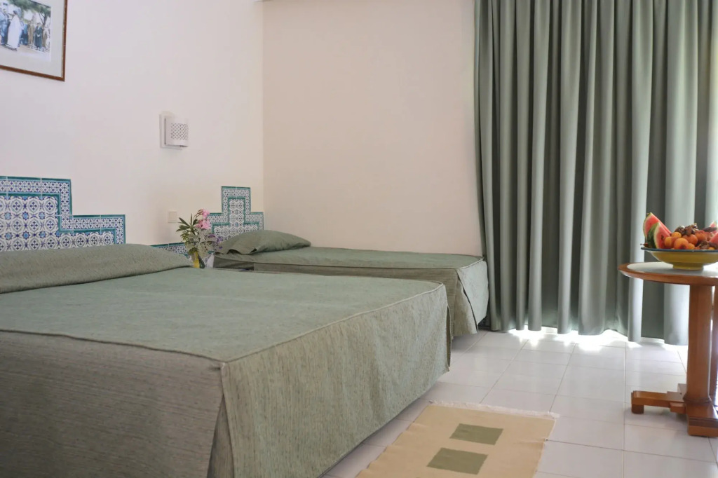 Hotel Venice Beach- Families and Couples Only