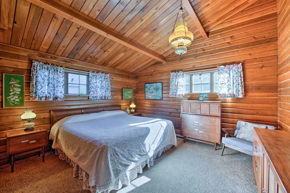 Waterfront Manson Cabin on Lake Chelan w/ Deck!