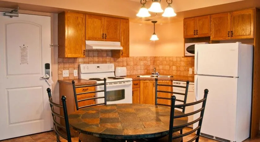 Misty Mountain Inn & Suites