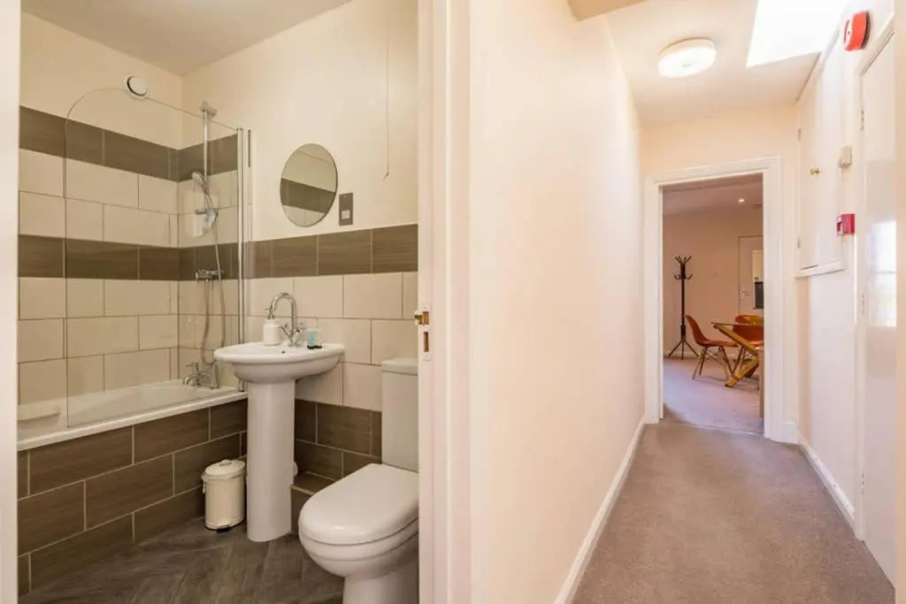 City Centre Location - Over Looking Parkers Piece! Private Entrance