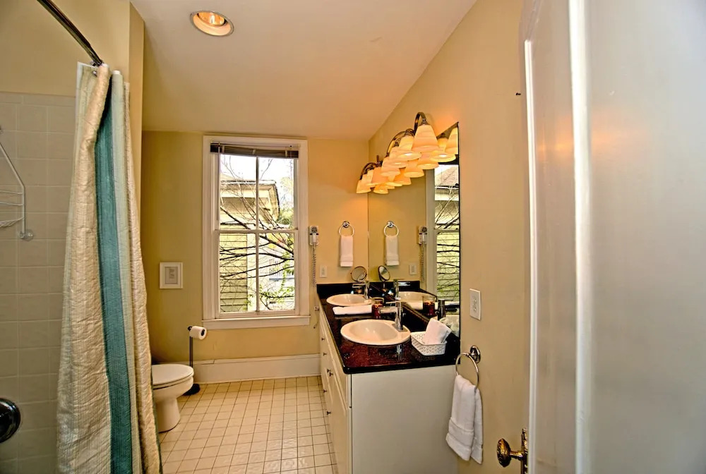3 bedroom Victorian Stunner on Forsyth Park
