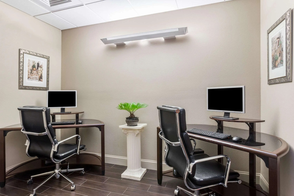 Days Inn & Suites by Wyndham Lakeland