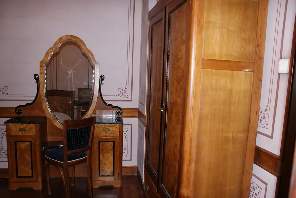 Old Legends Hotel