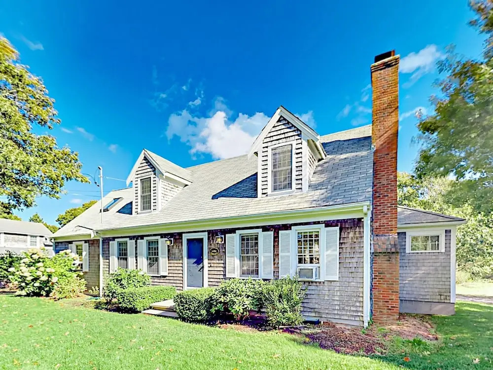 Walk to Beach: South Chatham Home