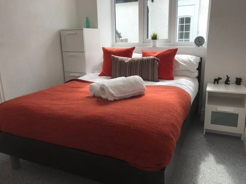 "Eastville Court Rhyl" by Greenstay Serviced Accommodation - A Cosy 2 Bedroom Bungalow with Parking, Dog Friendly, Close To Beaches, Shops & Restaurants - Ideal for Families, Friends, Couples & Business Travellers