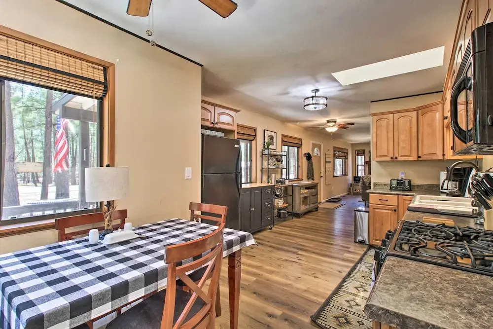 Fireplace, Deck & Grill: Pinetop Cabin Rental!