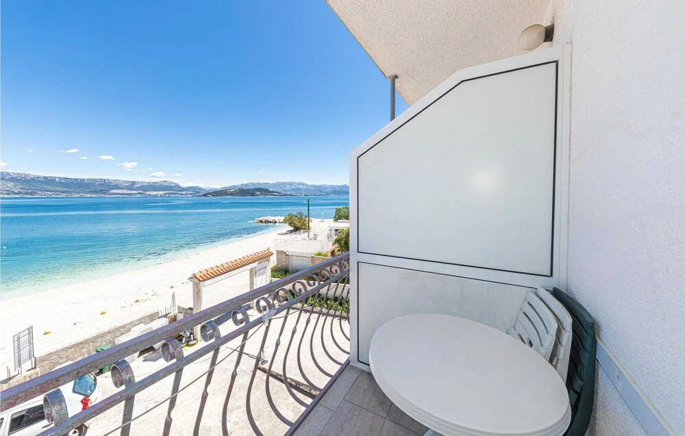 Stunning Apartment in Slatine With Wifi