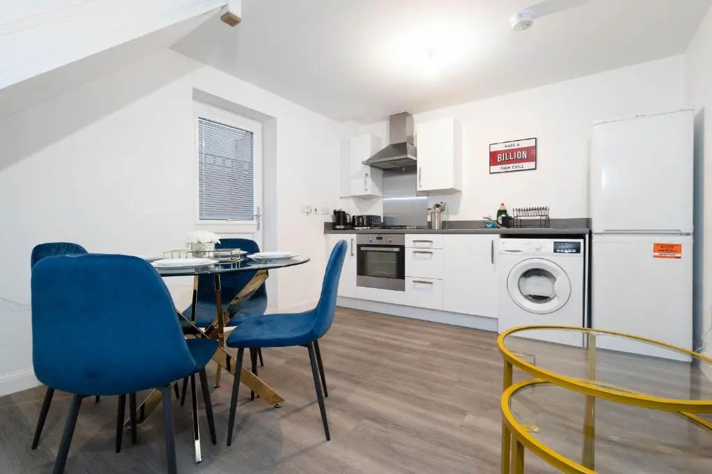 COSY Stylish 2 Bed House ✘ L SHAPE SOFA ☆ FREE PARKING, 2 Car Spaces → With 55 Inch Smart TV, FREE NETFLIX & WIFI - BY MAEVELA®