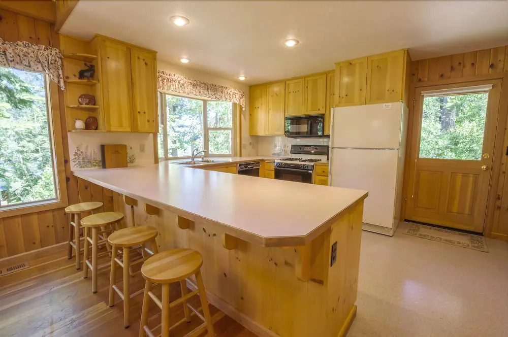 Eagles`s Eyrie 5 Bedrooms 2.5 Bathrooms Home