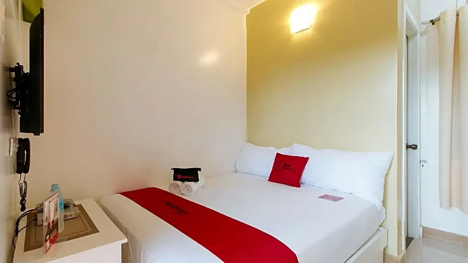 RedDoorz Plus near Lapasan Plaza Cagayan de Oro