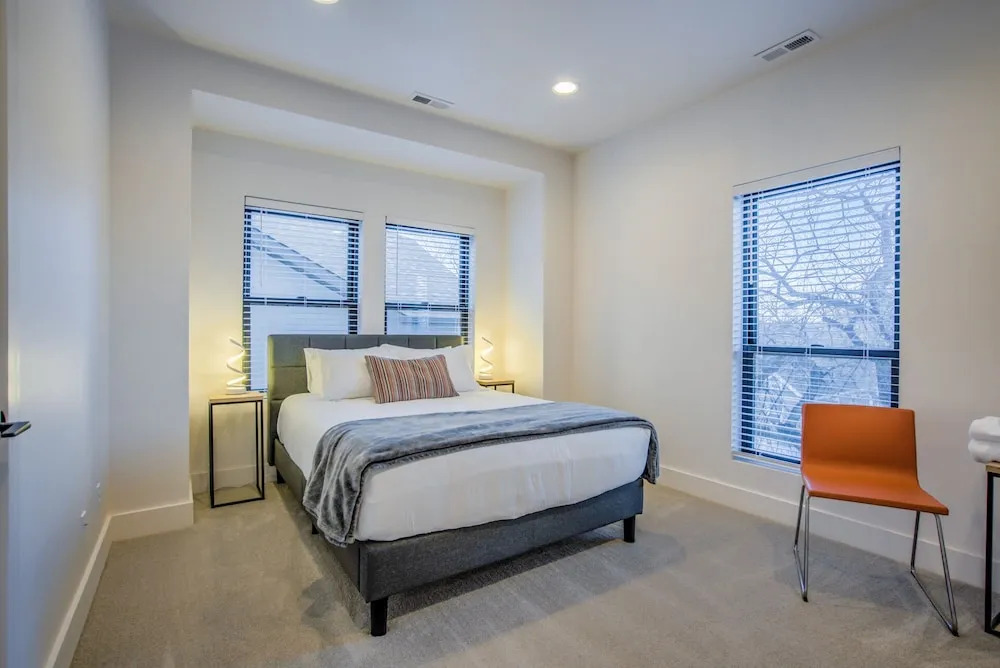 6bd3.5ba?downtown Modern Luxury W/hot Tub?