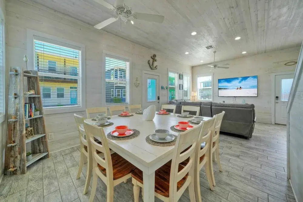 2 Homes in Gulf Village by Avantstay Sleeps 24, 2blocks to the Beach, Pool, Game Room, Patio w/ Outdoor Bar