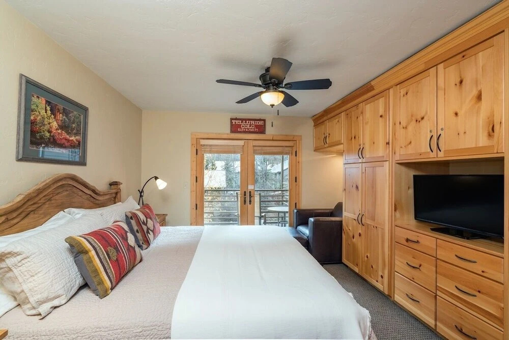Clean, Cozy Riverside Condo, Walk Everywhere @ Viking Lodge 212 1 Bedroom Condo by RedAwning