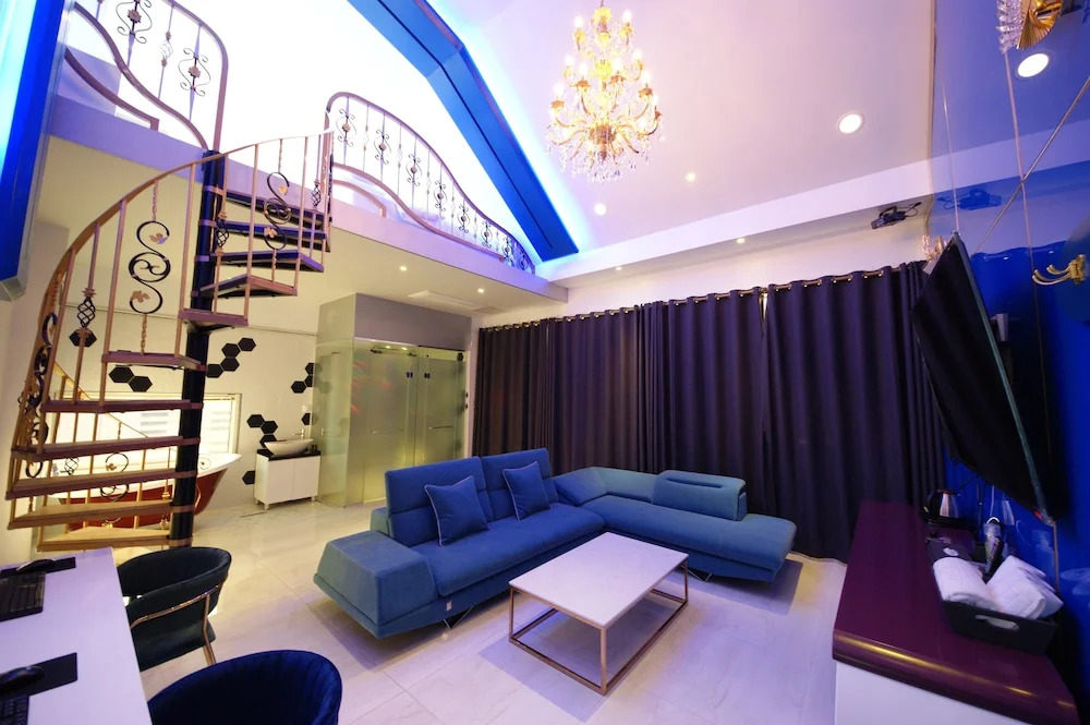 LA View Hotel