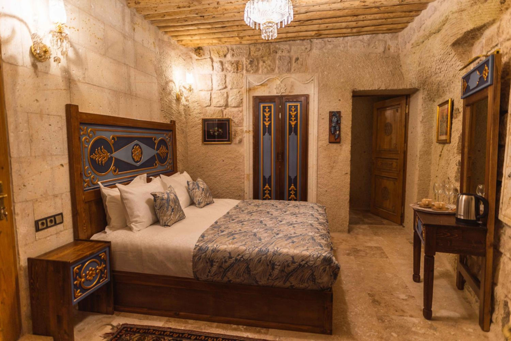 Solo Cave Suites