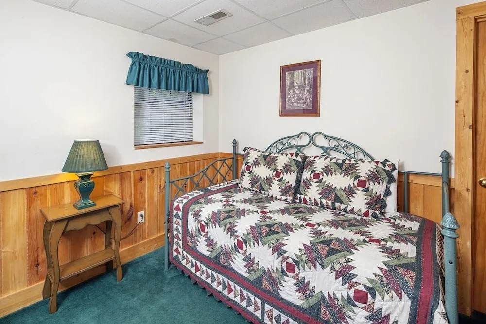 ER65 - Eagles Point - Great location, Close to all the action! cabin