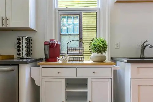 Upscale 2BR in Uptown by Hosteeva