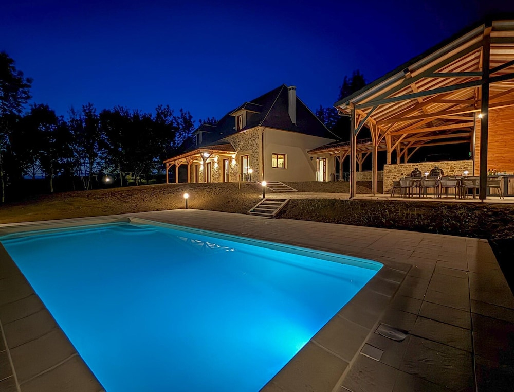 Elegant 10-guest Villa With Pool & Castle Views