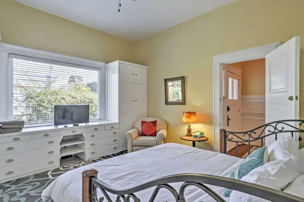 Carpinteria Apt w/ Hot Tub - 10 Min Walk to Beach!