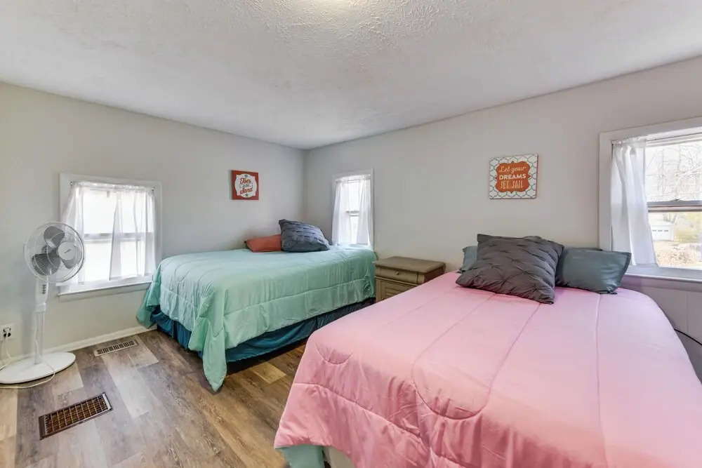 Adorable Cottage: Fire Pit, Walk to Colonial Beach