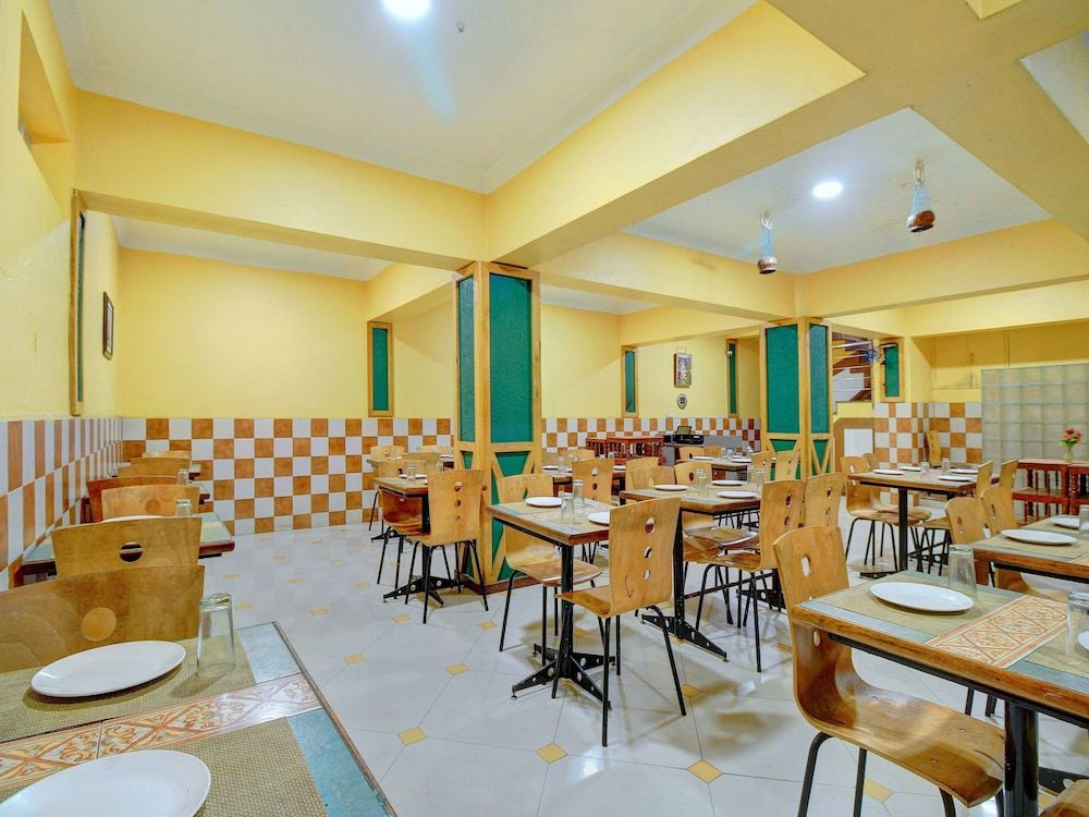OYO 10068 Hotel Rathna