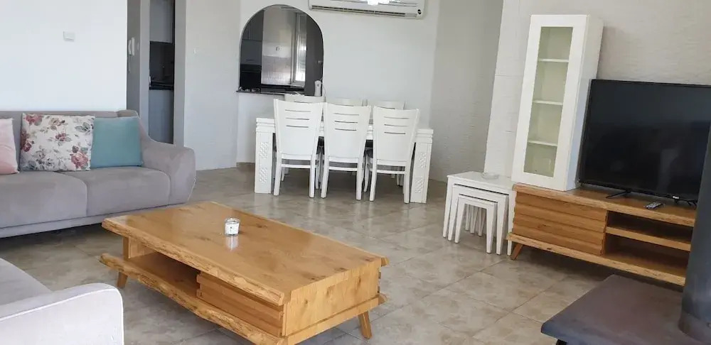 Roomy Apt. w Seaview Fireplace & Netflix