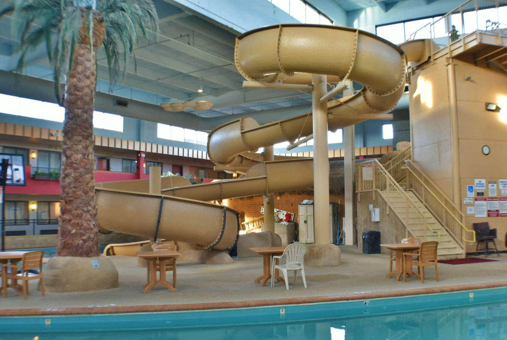 Ramada by Wyndham Sioux Falls Airport - Waterpark Resort & Event Center
