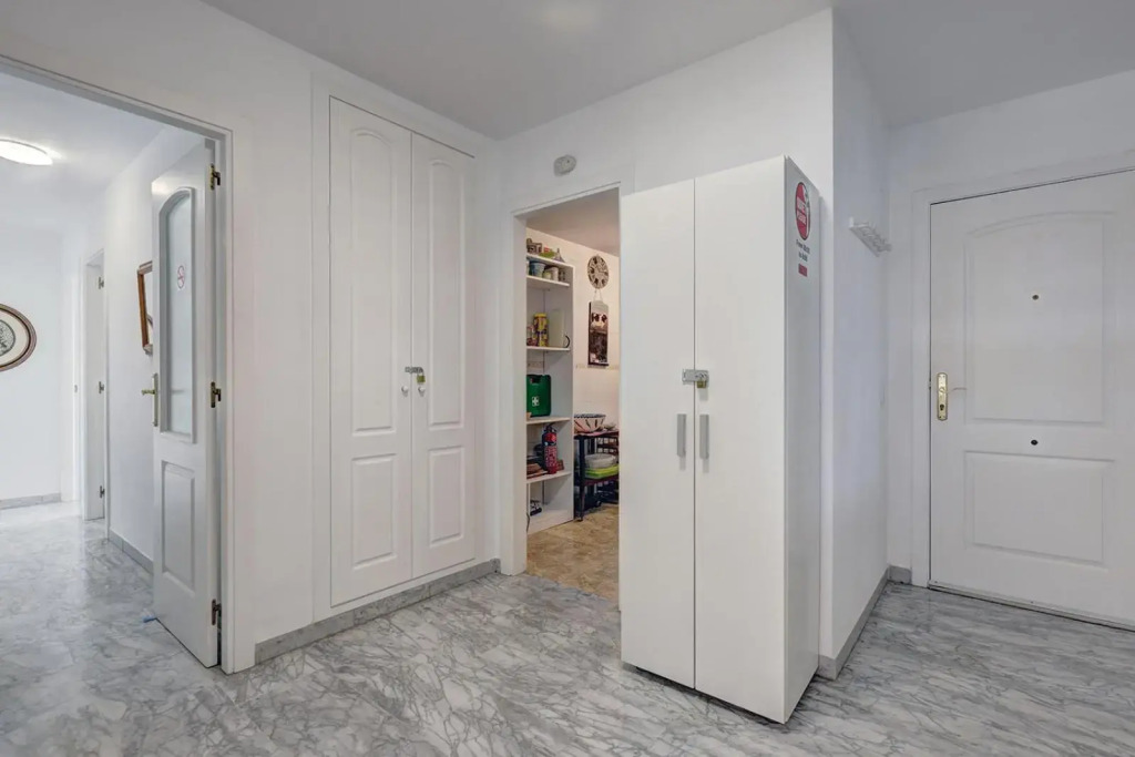 Marbella Sleeps 10 adults Secure underground car park Pool Aircon Fast Wifi