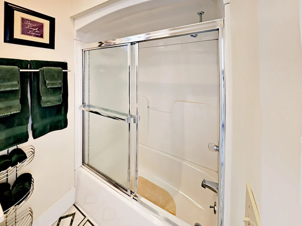 Downtown Boothbay Harbor Apartment by RedAwning