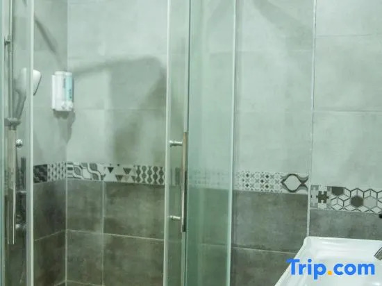 Qiongzhong Santaiyuanlong Business Hotel