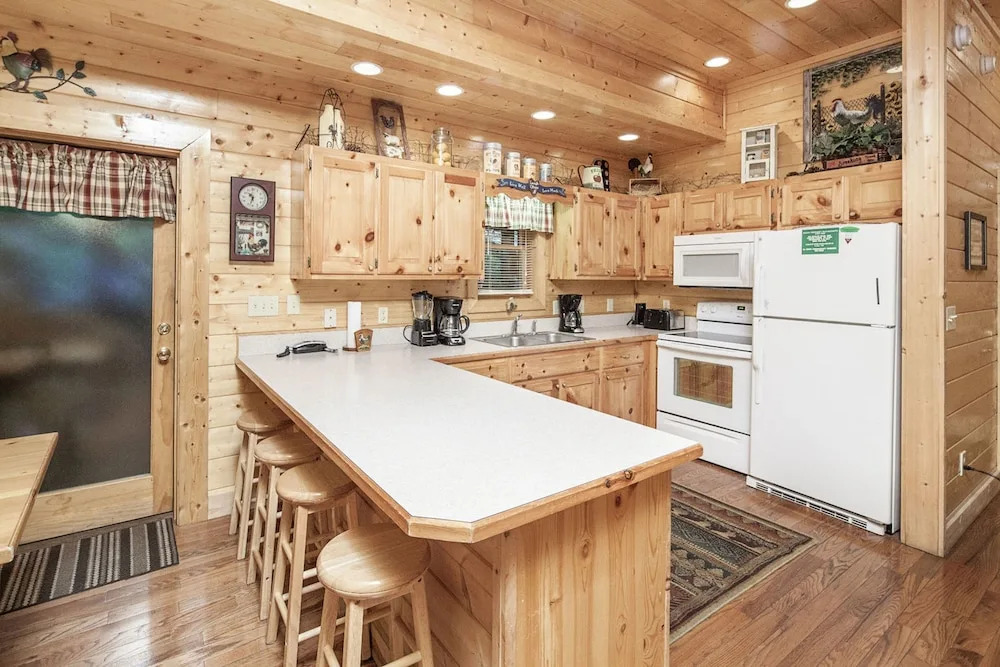 Bear Right Inn by Heritage Cabin Rentals