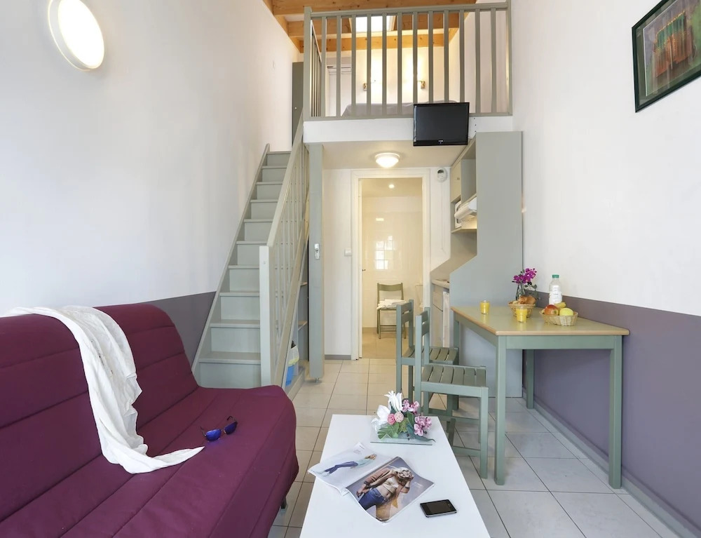 Large Mezzanine Stay for 6 in Merville
