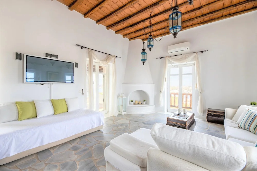 Carmelita Villa with Pool by Stylish Stays