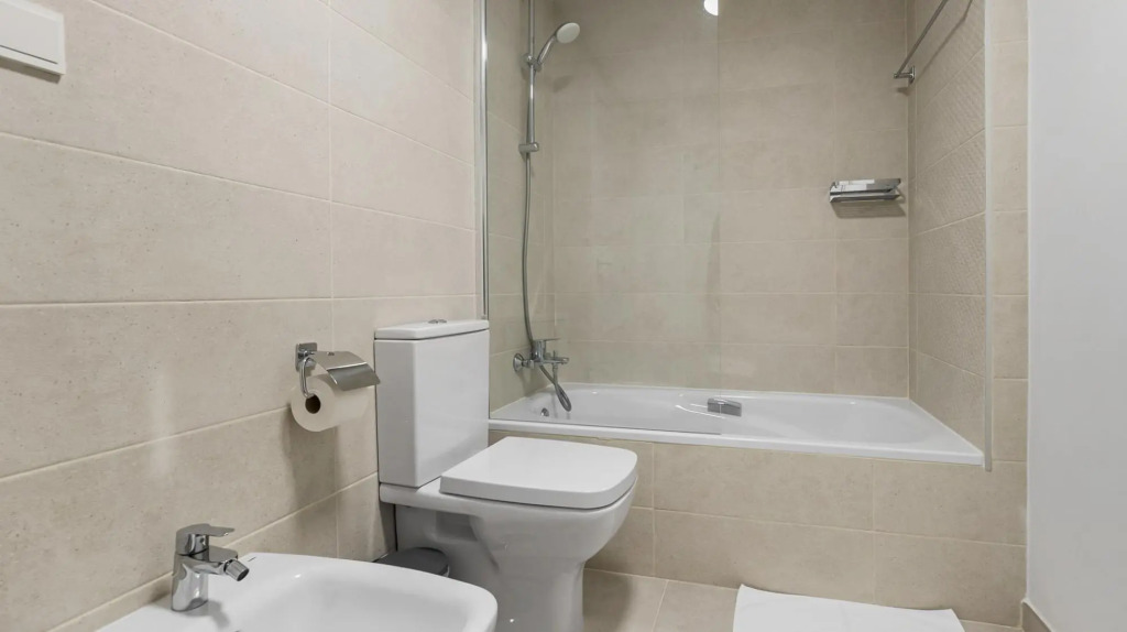 Roli in Estepona with 2 bedrooms and 2 bathrooms
