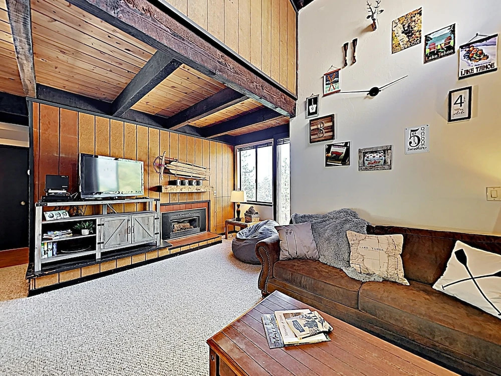 New Listing! Mountain-View Townhome w/ Hot Tub townhouse