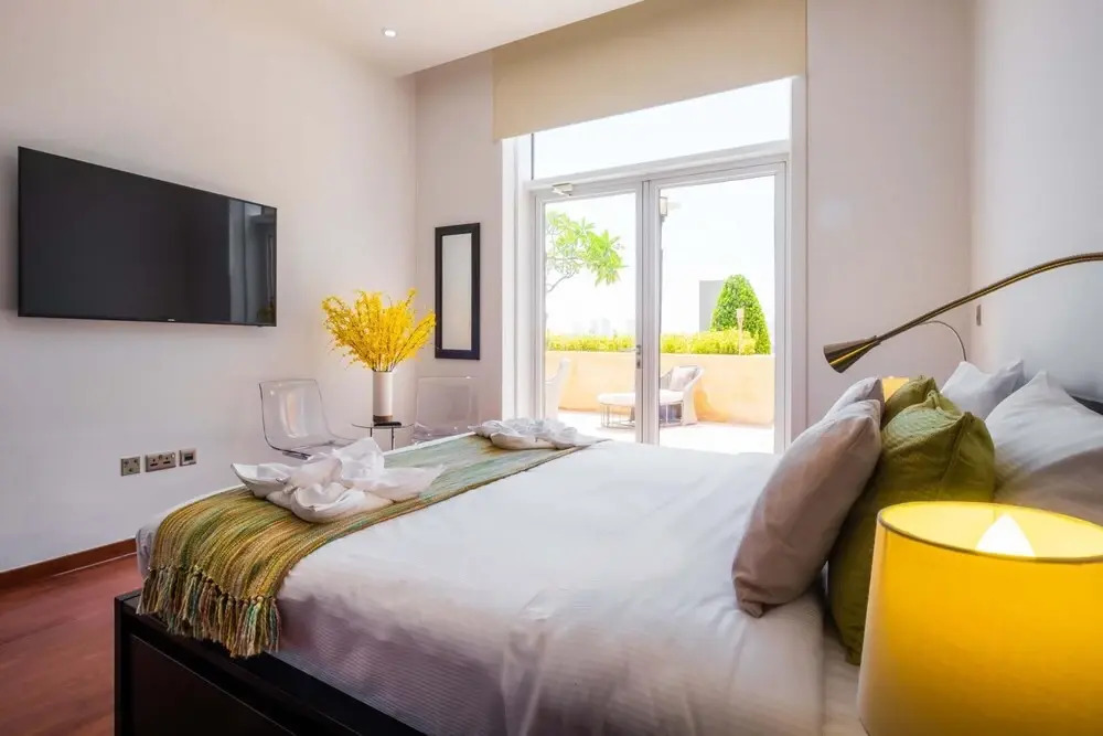 Bright Beachfront Apt w Wow Factor on The Palm