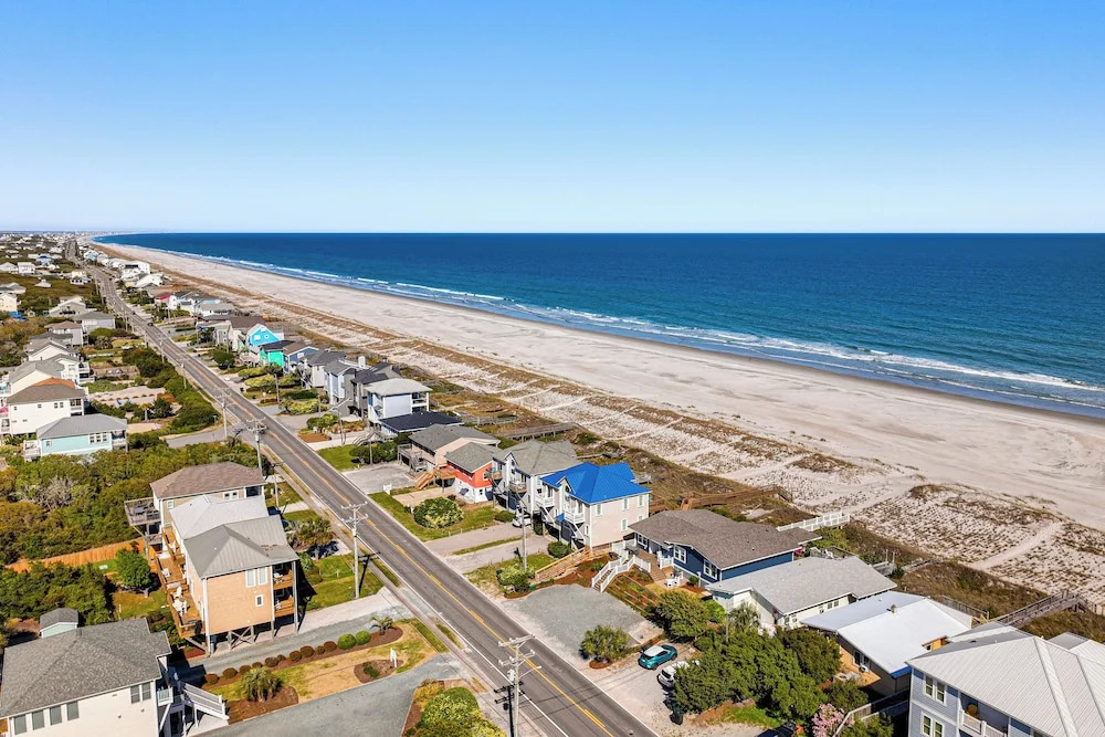 Oceanfront Gem w/ Rooftop Deck: Steps to Sand