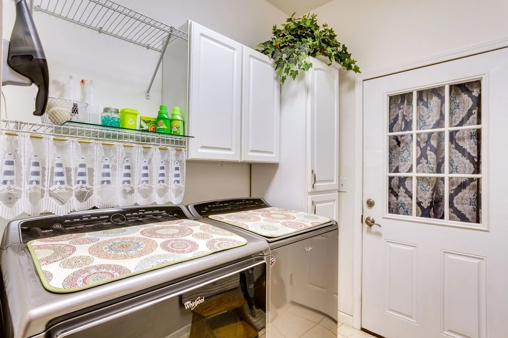 4 Mi to Beach: Navarre Retreat w/ Screened Porch!