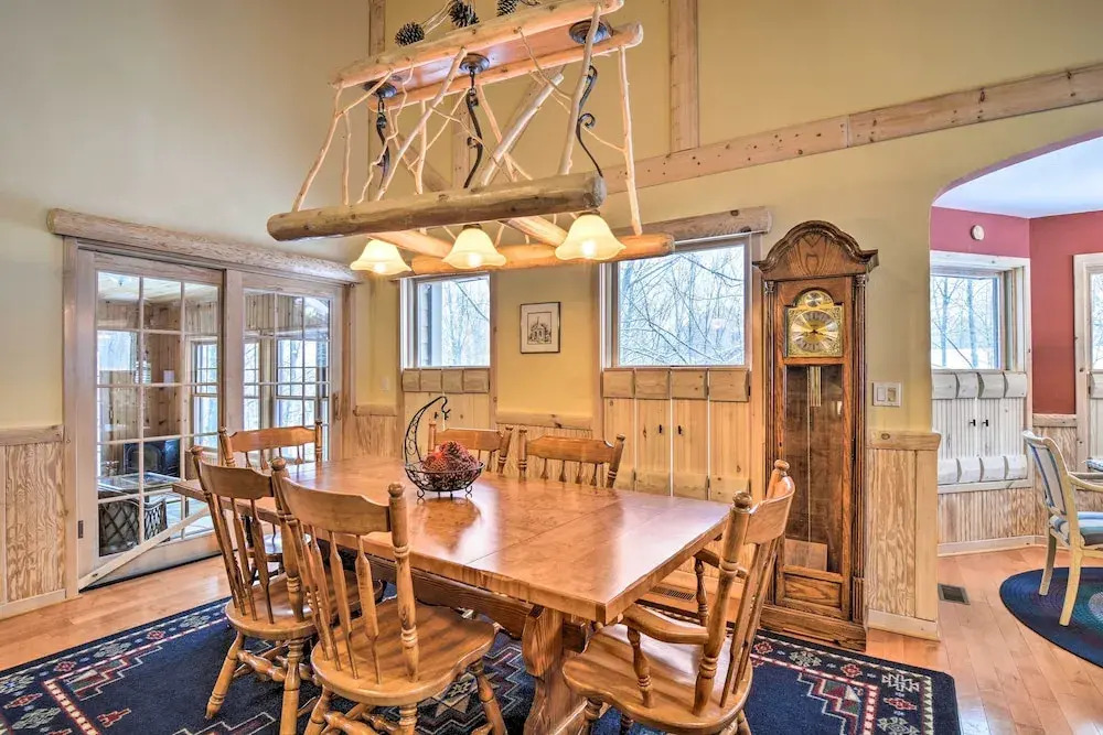 2 Mi to Schuss Mtn! Northern Retreat w/ Game Room