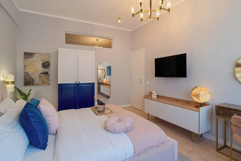 Designer 2-Bedroom Flat with Balcony & Full Amenities Steps from Piata Universitatii