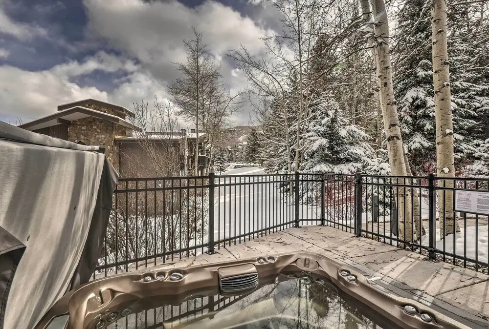 Ski-in/out Snowmass Condo w/ Community Hot Tub!