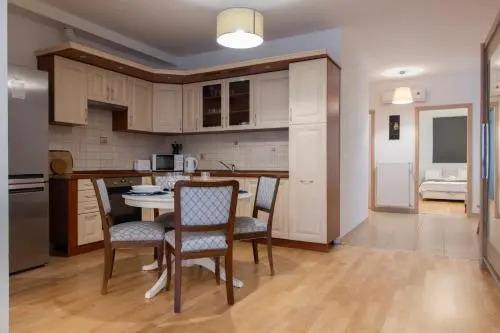 Modern 3 Br Apt with Balcony