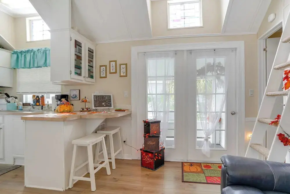 Lakeland Cottage w/ Pool Access + Screened Porch!