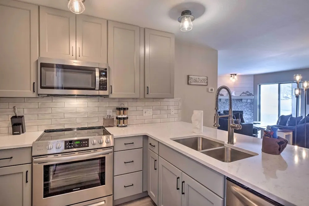 Frisco Condo w/ 2 Hot Tubs: Steps to Lake Dillon