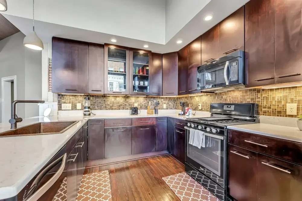 Elm St. Retro Retreat - Downtown Condo