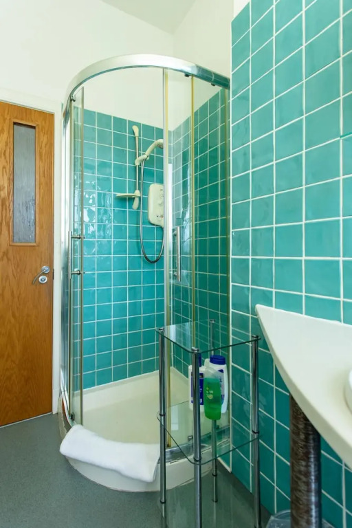 1 Bedroom Apartment Overlooking Park